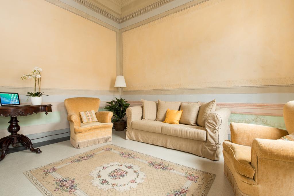 Palazzo Piazza Mazzini Hotel Pescia Room photo